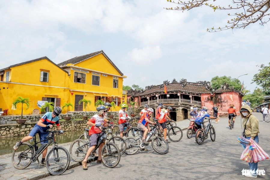 Đoàn du khách người Úc lần thứ 2 trở lại Việt Nam khám phá phố cổ Hội An (Quảng Nam) trên những chiếc xe đạp