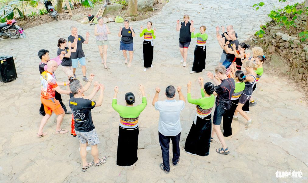 Du khách cùng sinh hoạt văn nghệ với người dân tộc thái ở Puluong (Thanh Hóa)