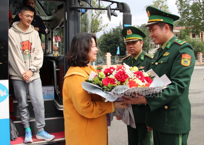 Đón đoàn khách du lịch đầu tiên tham gia tuyến vận tải hành khách không định kỳ qua biên giới Việt Nam - Trung Quốc